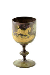 klenený pohár s rytým motívom koňa
