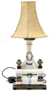 Lampa s figurálnym motívom dievcata na balkóne