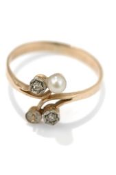 Dámsky zlatý prsteň s perlami a briliantami