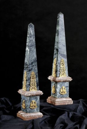 Pár obeliskov v klasicistickom štýle