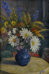 Váza s kvetmi na stole