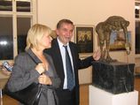 Kurátor výstavy Ján Abelovský s manželkou