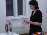 Koordinátorka výstavy za spoločnosť SOGA teoretička umenia Nina Gažovičová pri umiestovaní štítkov s popismi, krátko pred vernisážou.