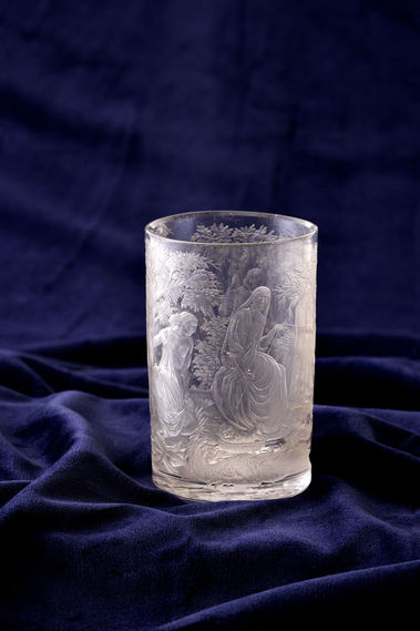 Sklenený pohár s mytologickým výjavom