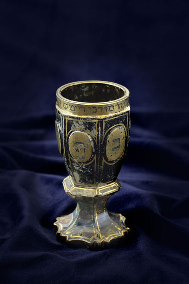 POHÁR S HEBREJSKÝMI NÁPISMI