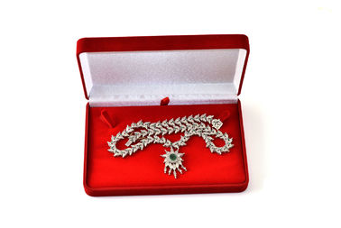 BRILIANTOVÝ NÁHRDELNÍK SO SMARAGDAMI