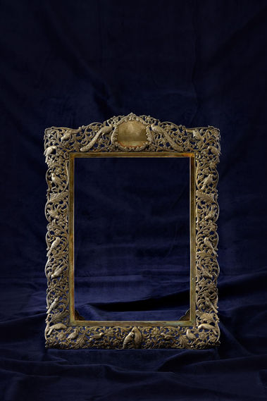 STRIEBORNÝ RÁM NA ZRKADLO