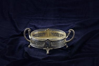 STRIEBORNÝ STOJAN SO SKLENENÝMI KARAFAMI