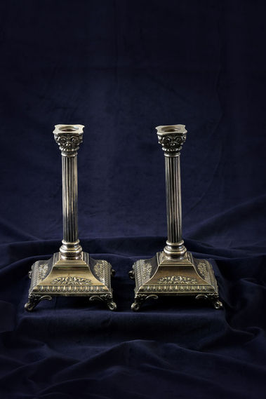 PÁR STRIEBORNÝCH SVIETNIKOV