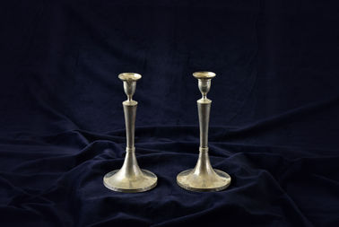 PÁR STRIEBORNÝCH SVIETNIKOV