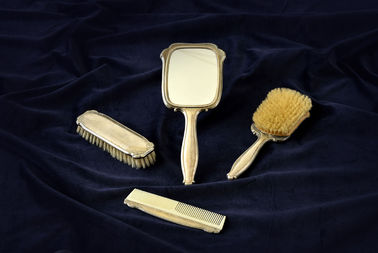 STRIEBORNÁ TOALETNÁ SADA