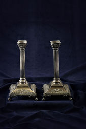 PÁR STRIEBORNÝCH SVIETNIKOV