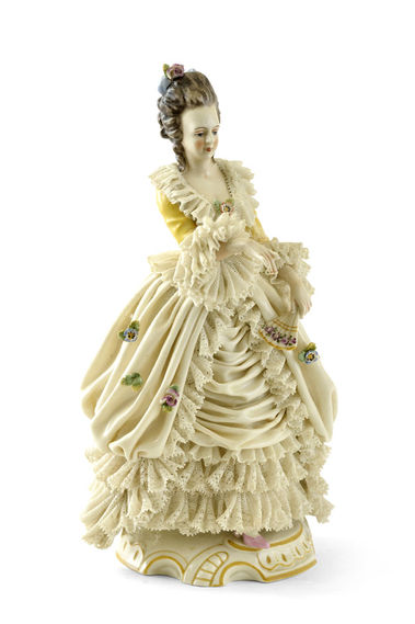 Dáma s vejárom v žltej čipkovanej sukni