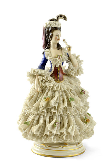 Dáma v čipkovanej sukni s listom a vejárom