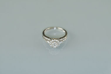 Diamantový prsteň v tvare kvetu