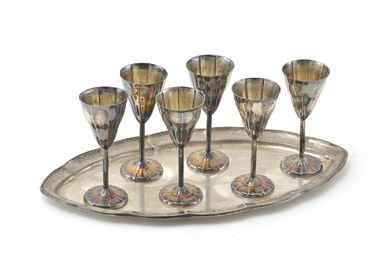Šest likérových pohárikov s podnosom