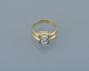 Zlatý prsteň s briliantom