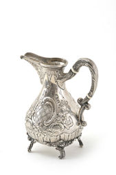 Strieborná konvička v barokovom štýle