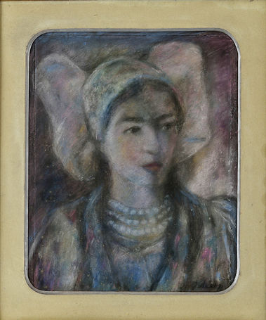 Dáma v čepci s perlovým náhrdelníkom