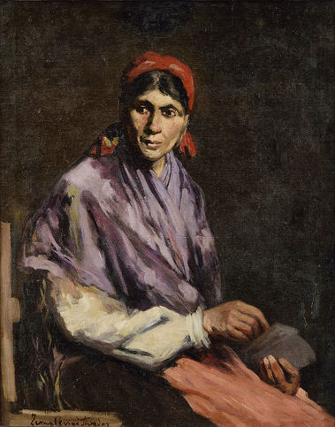 Sediaca žena v červenej šatke