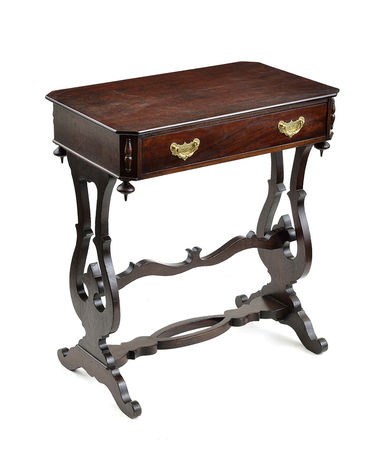 Mahagónový stolík so zásuvkou