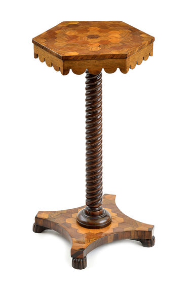 Šesťhranný stolík pod kvety