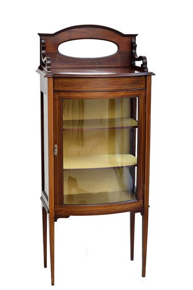 Vitrína so zrkadlom