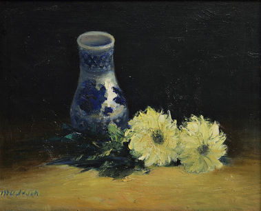 Zátišie s modranským džbánom a chryzantémami