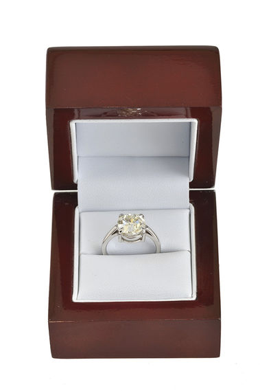 Prsteň s centrálnym diamantom