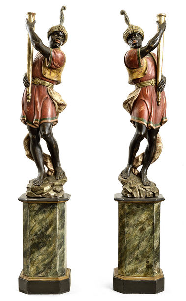 Pár veľkých drevených figurálnych svietnikov