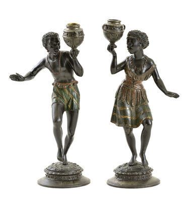 Pár figurálnych svietnikov