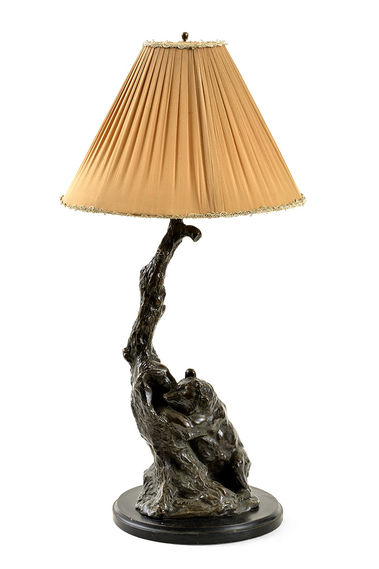 Stolová lampa s poľovníckym motívom