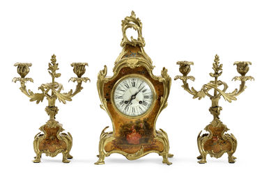 Komodové hodiny s párom dvojramenných svietnikov