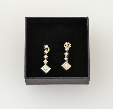 Zlaté náušnice s diamantmi