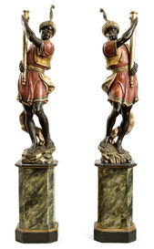 Pár veľkých drevených figurálnych svietnikov