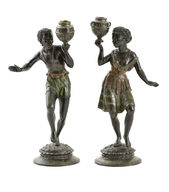 Pár figurálnych svietnikov