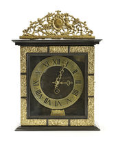 Komodové hodiny – špindlovky (Paríž)