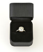 Prsteň s briliantom