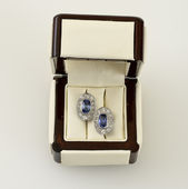 Náušnice s diamantmi a zafírom