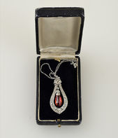 Zlatý prívesok s briliantmi a červeným polodrahokamom