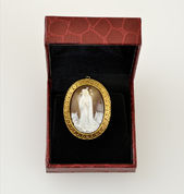 Zlatý medailón s kameou (sv. Mária)