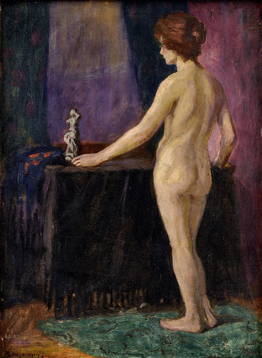 Stojaci akt so soškou