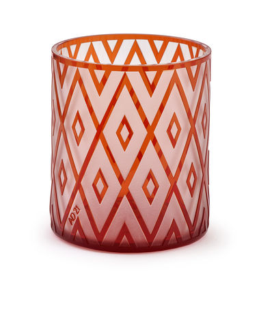 Váza s geometrickým kosoštvorcovým dekorom