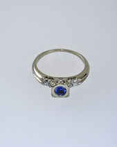 Zlatý prsteň s modrým zafírom