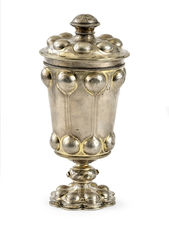 Strieborný pohár s vekom v renesančnom štýle