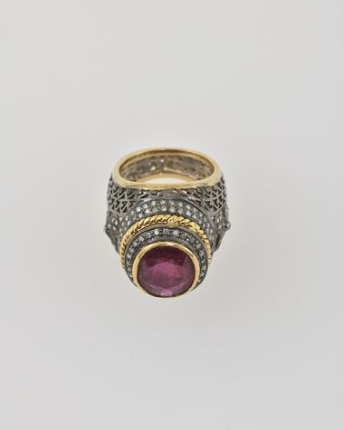 Diamantový prsteň s centrálnym rubínom