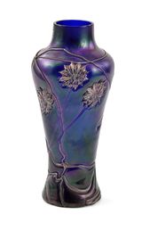 Váza s kvetinovým motívom