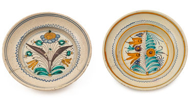 Pár tanierov so žltou a modrou obrubou (ľudová práca)