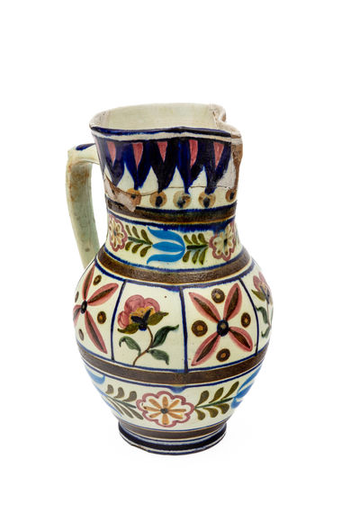 Džbán maďarský (?) s bohatou výzdobou kvetov (ľudová práca)