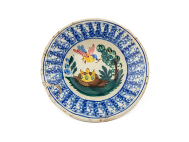 Nástenný tanierik s motívom vtáčích mláďat (ľudová práca)